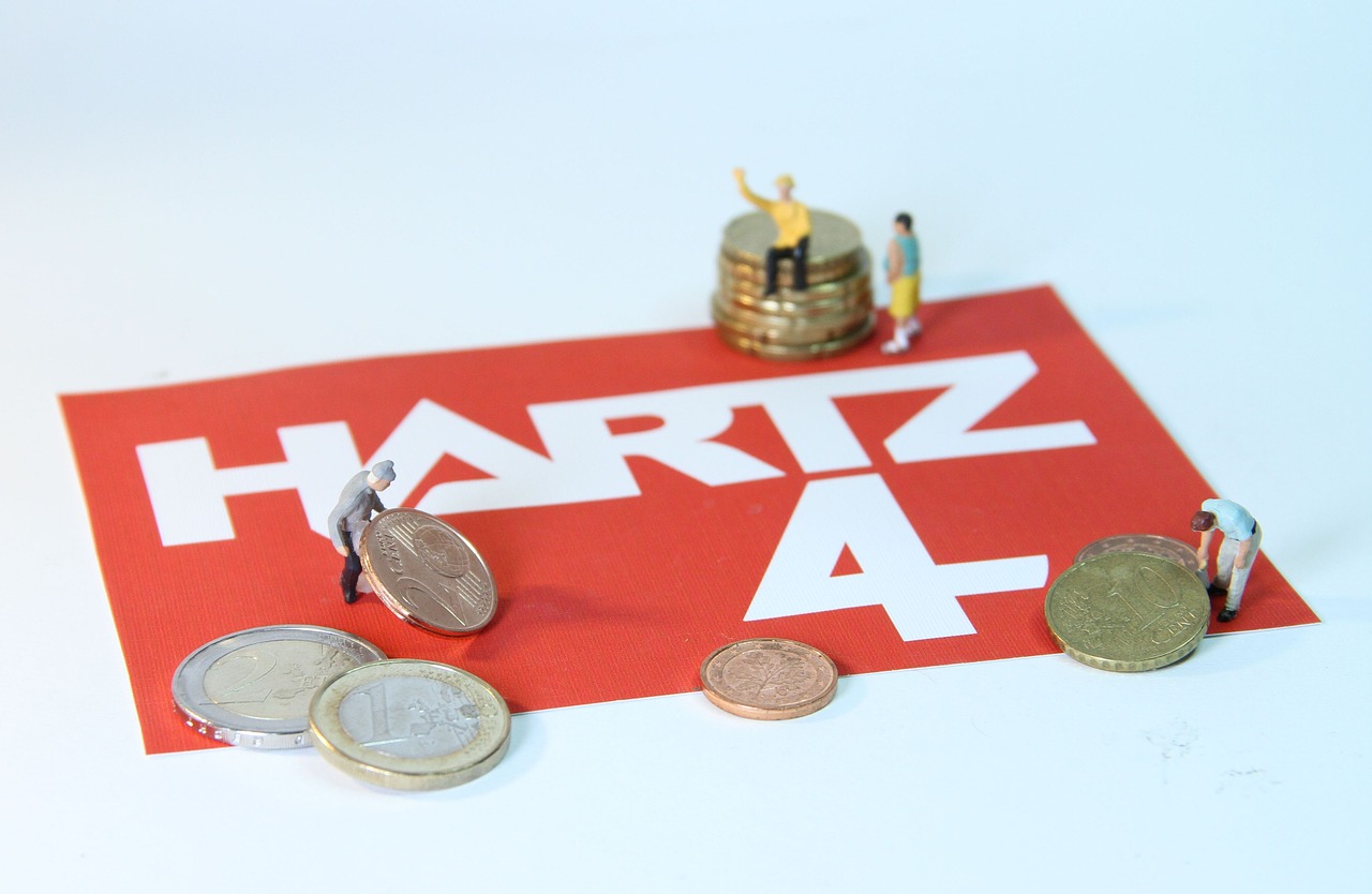 hartz 4  poverty  miniature figures free photo
