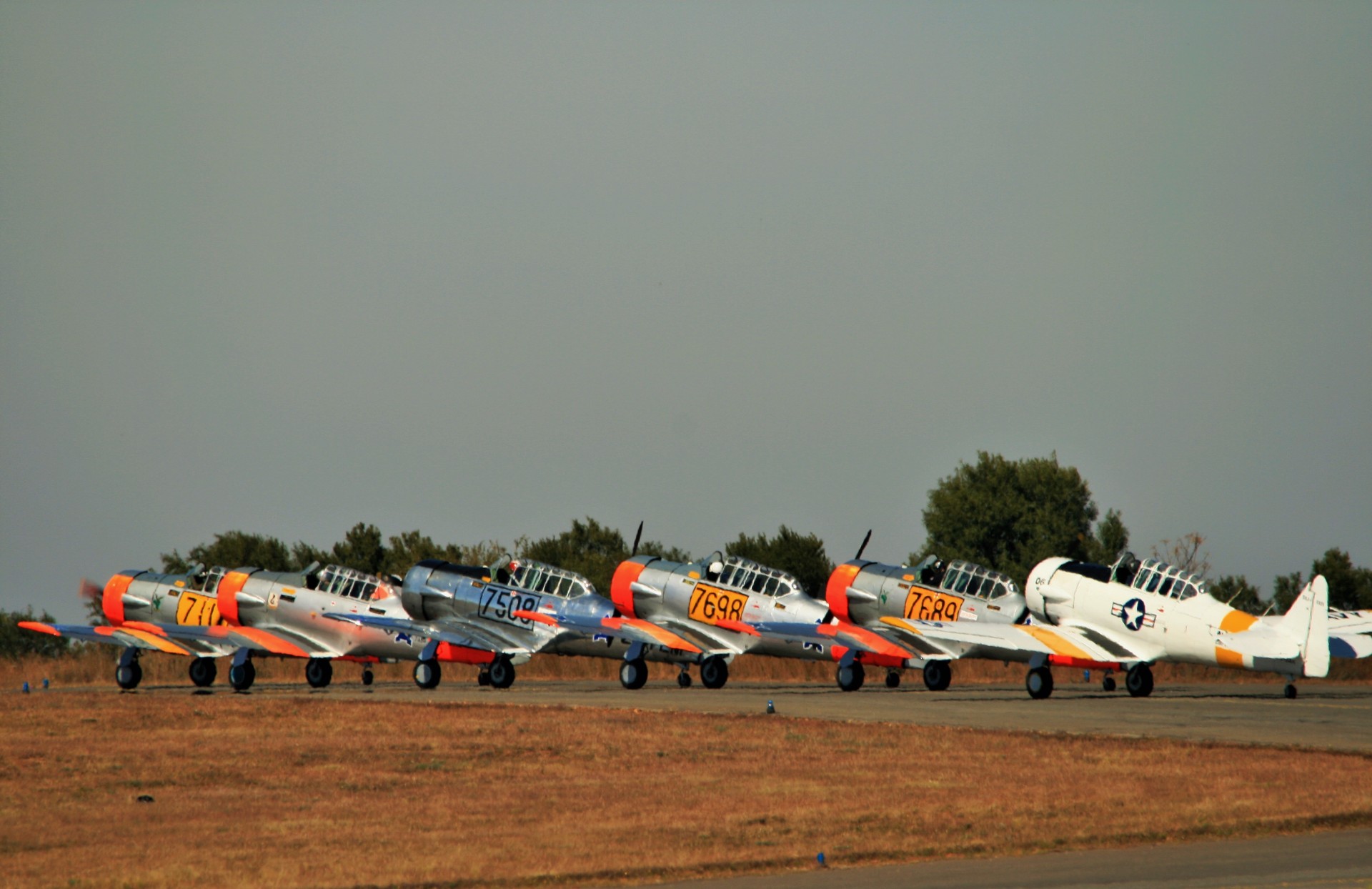 fixed wing trainer lined up free photo