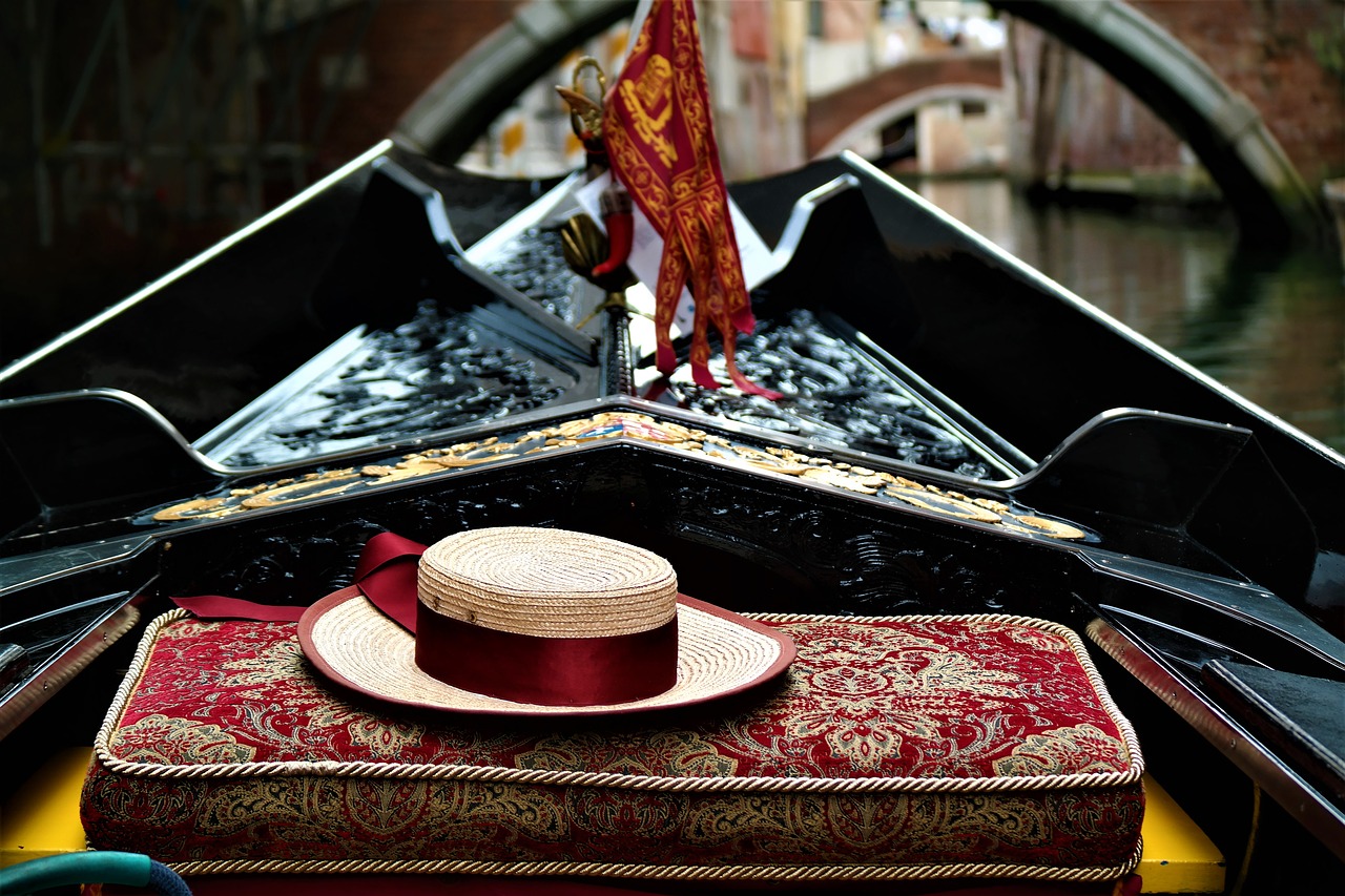 hat gondola venice free photo