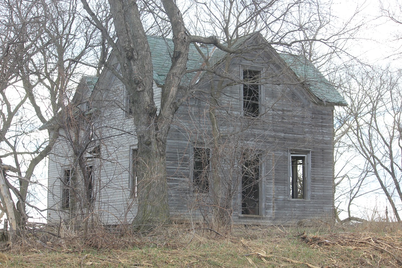 haunted farmhouse abandoned free photo