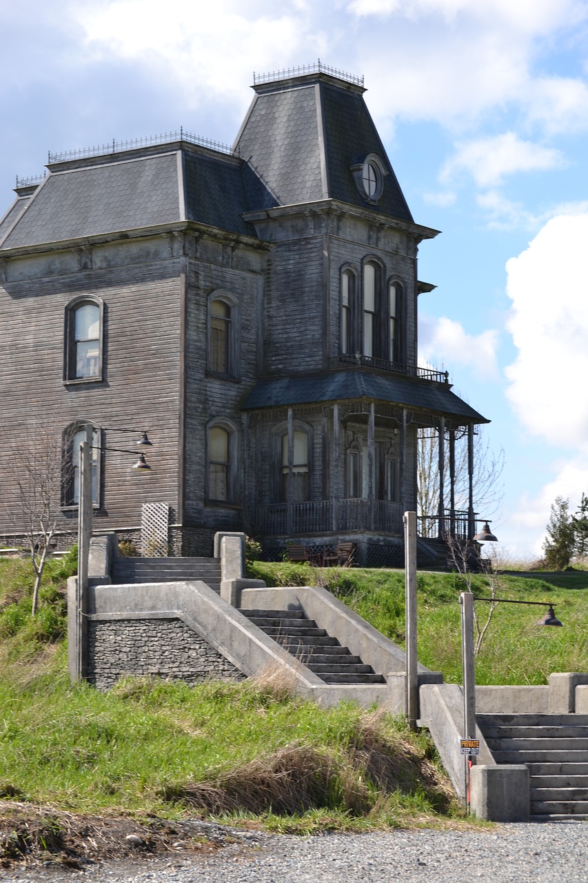 haunted house old scary free photo