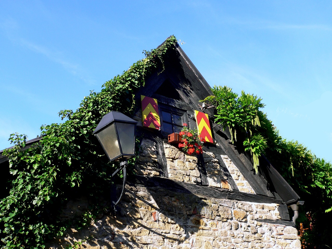 hausgiebel lantern old free photo