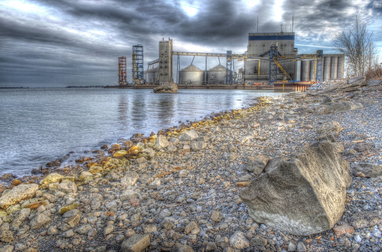 Рек завод. Завод HDR. Завод у реки. Река и завод в городе. Завод на реке лямпа.