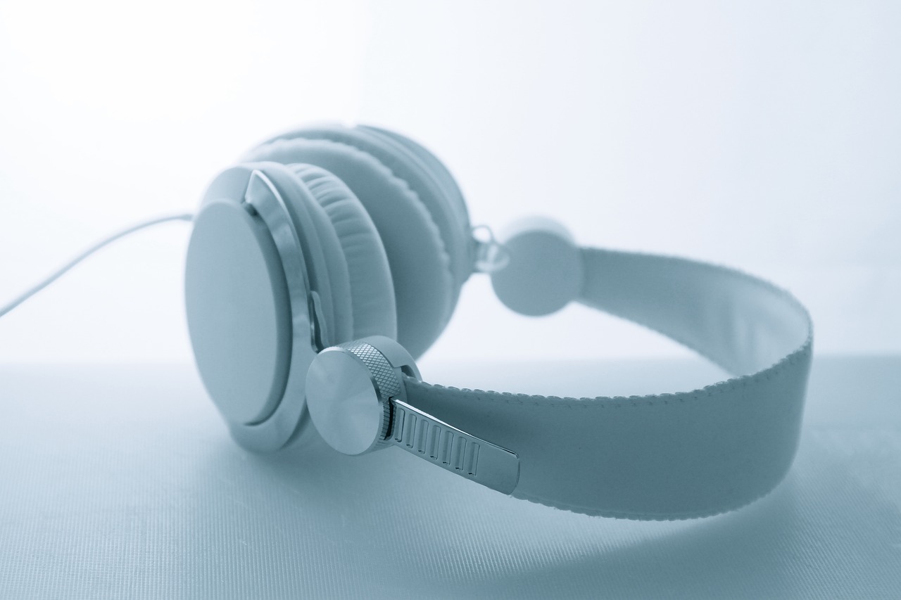 headphones neutral music free photo