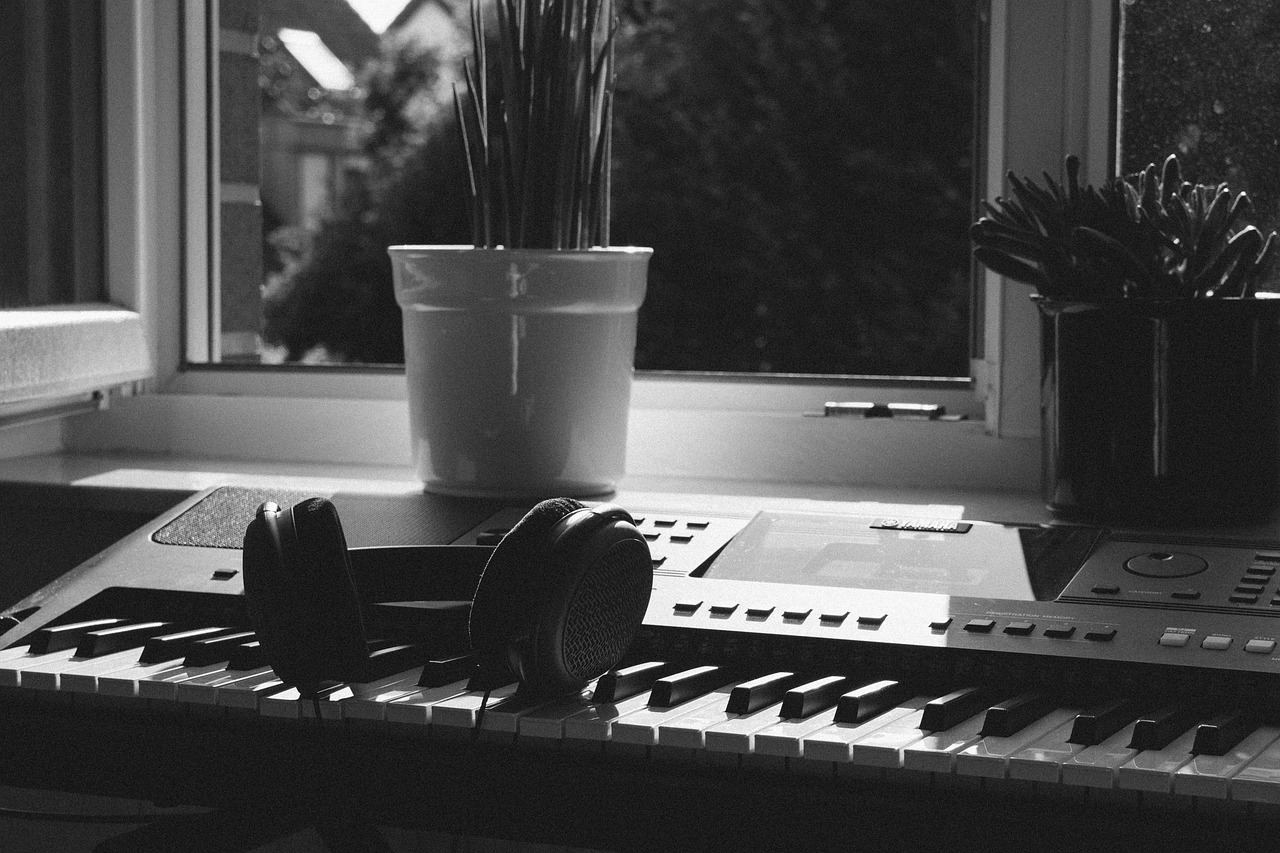 headphones  keyboard  piano free photo