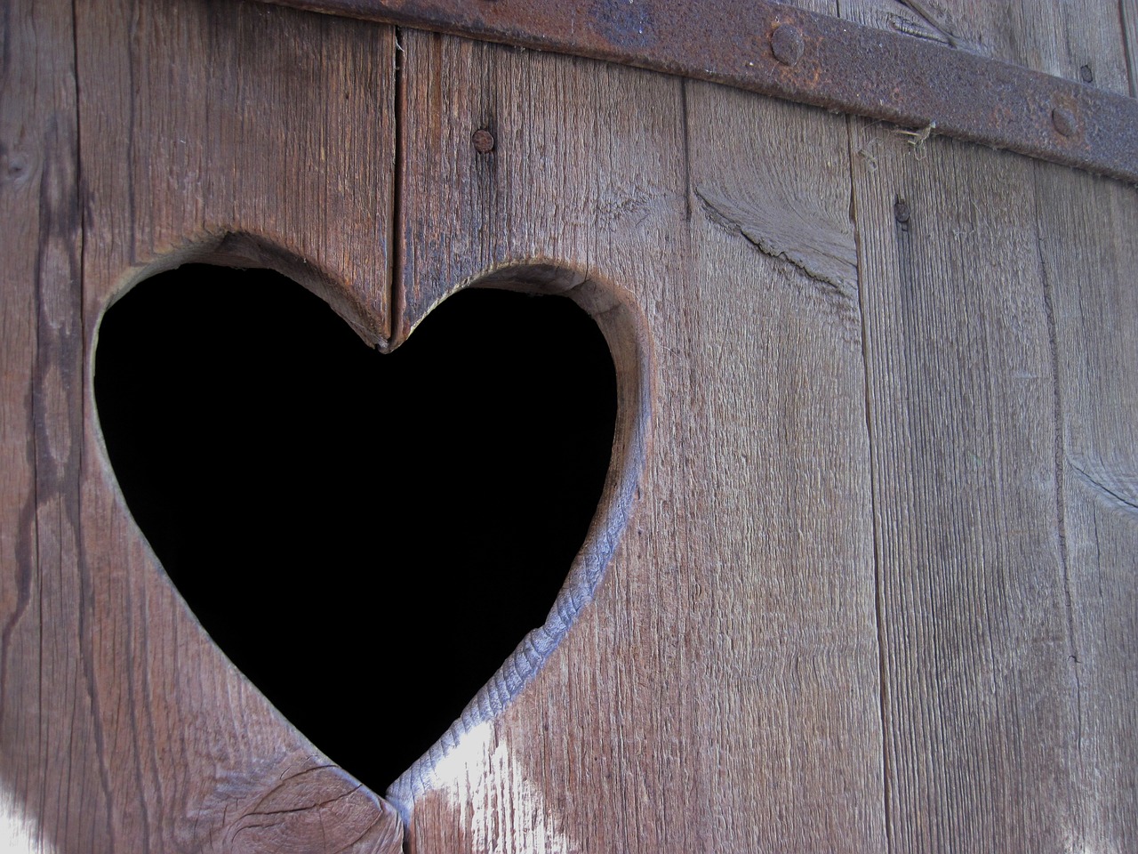 heart wood door free photo