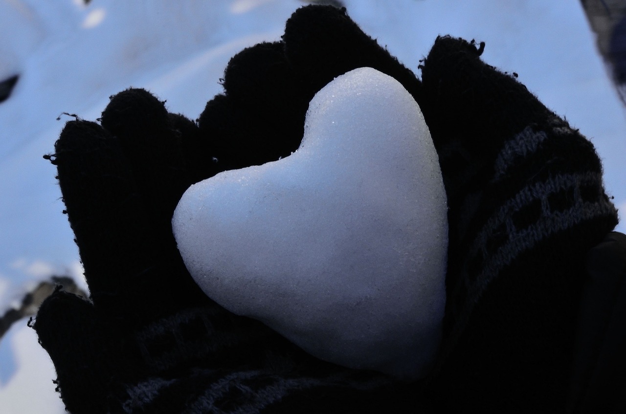 heart snowball gloves free photo