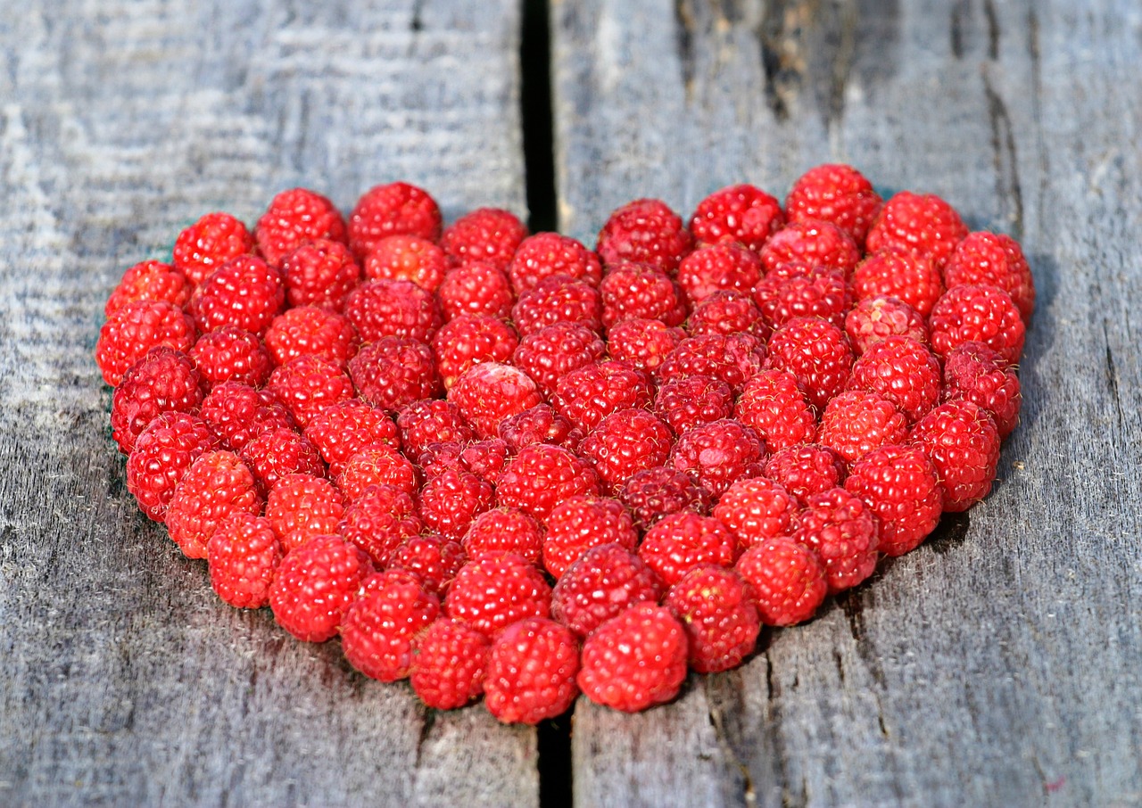 heart raspberry board free photo