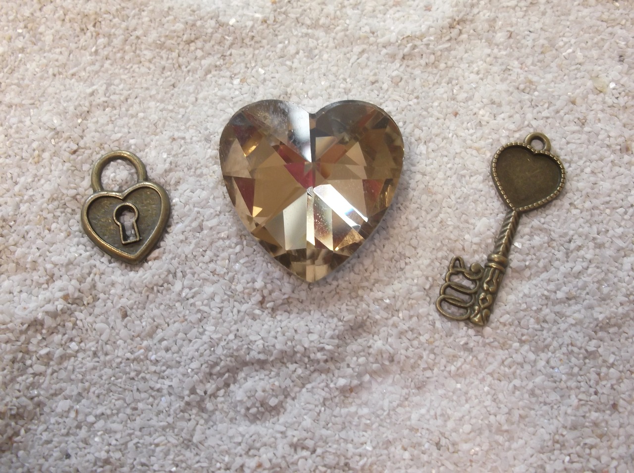 heart key padlock free photo