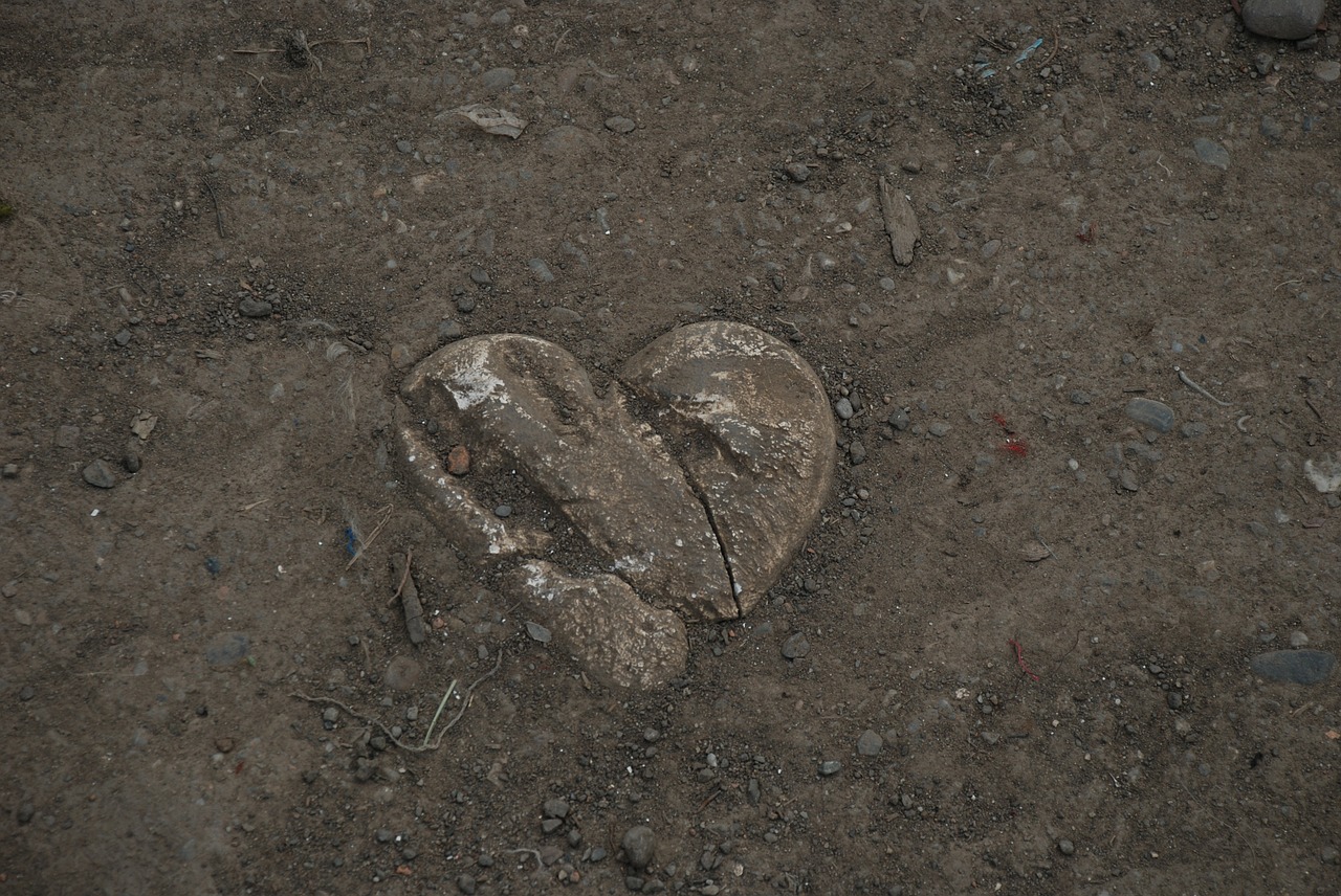 heart stone valentine free photo