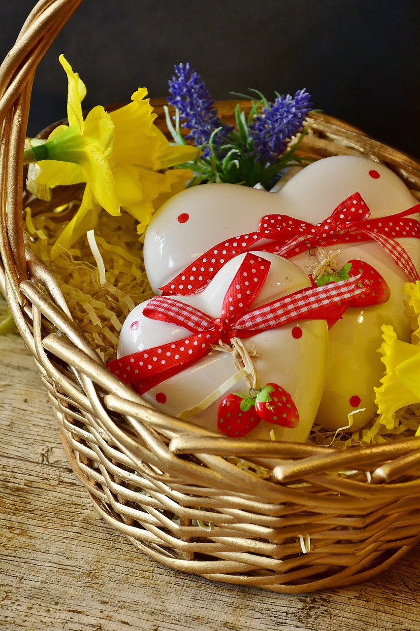 heart daffodils basket free photo