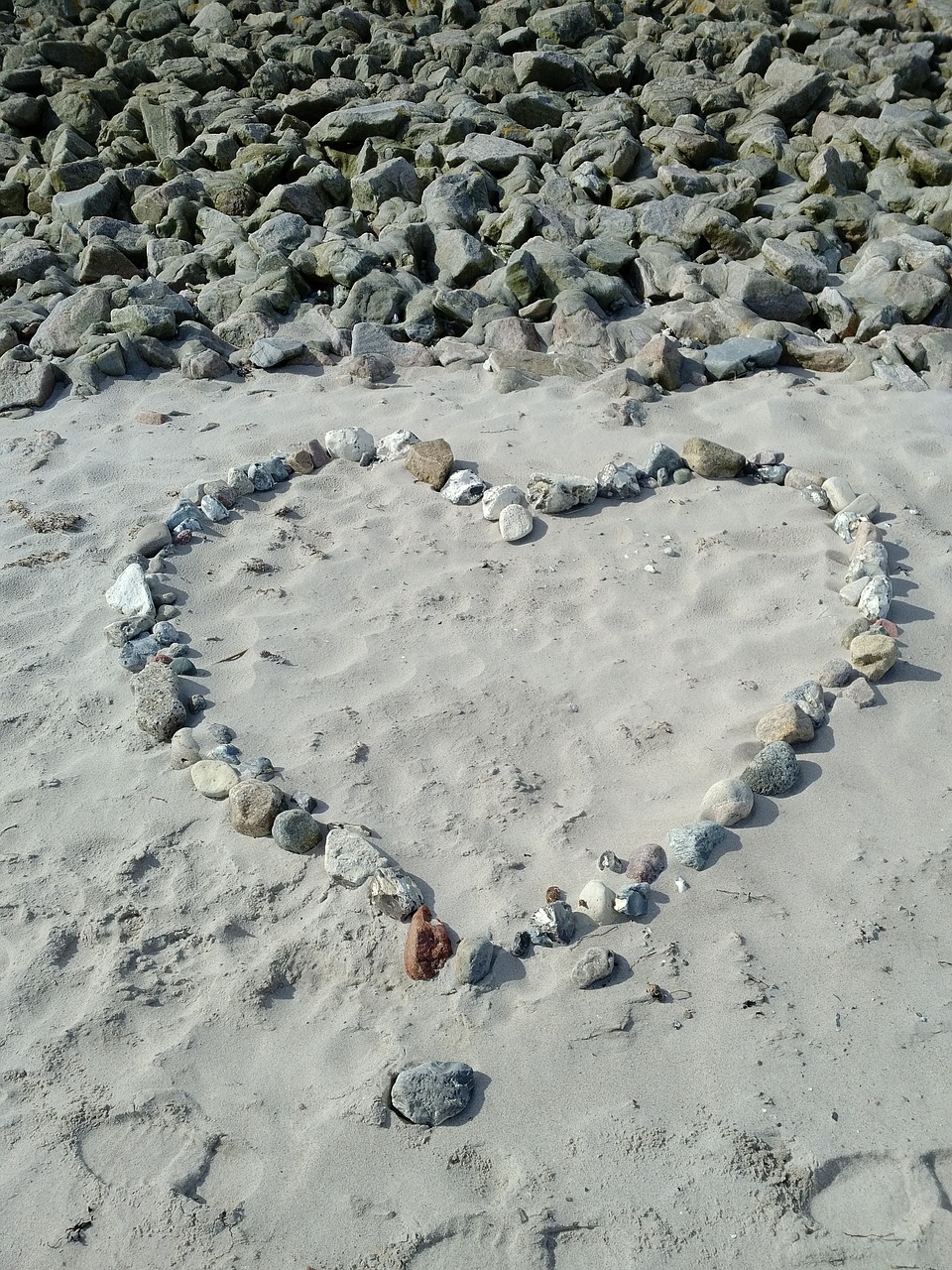 heart romance beach free photo
