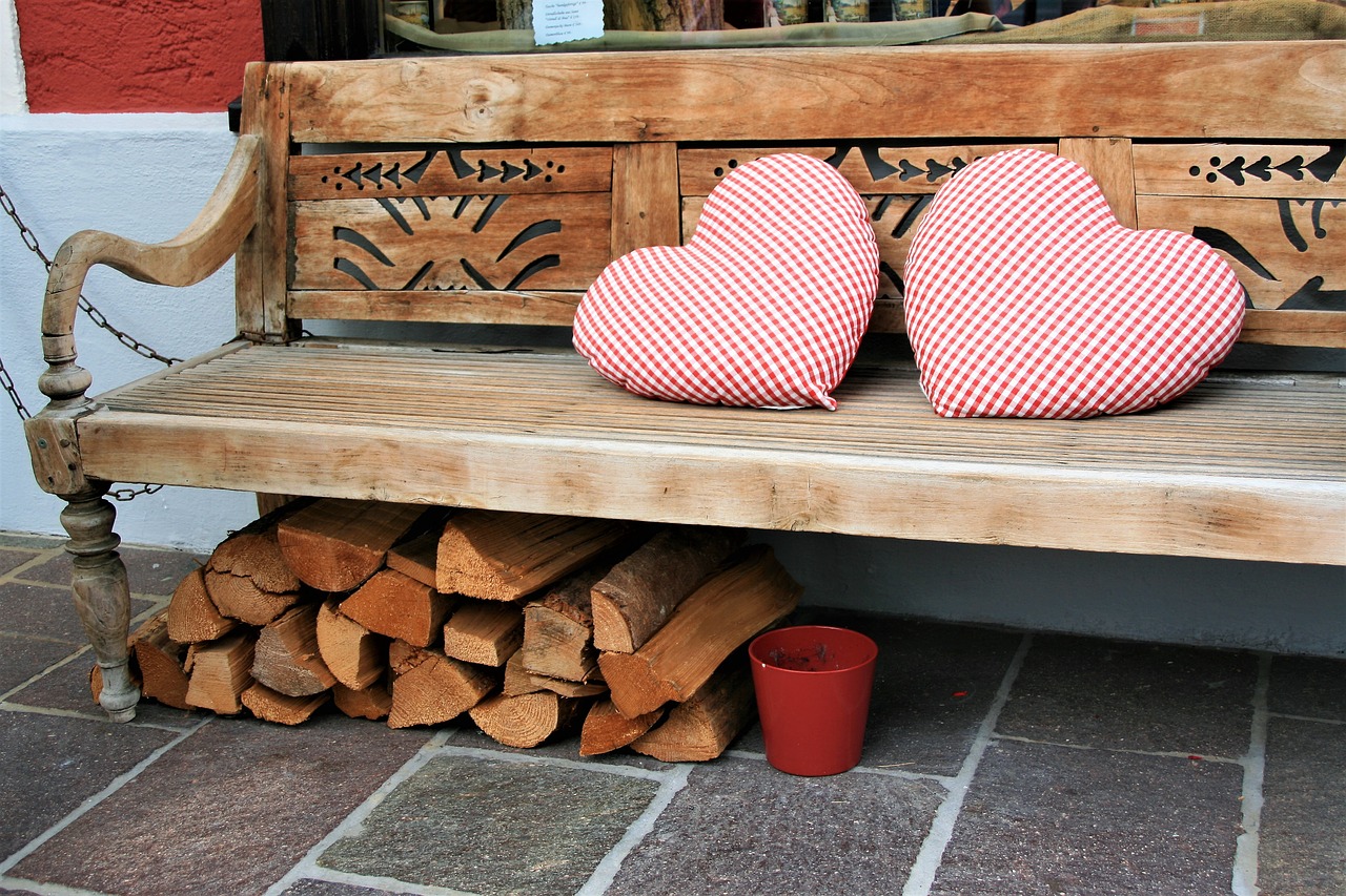 heart romantic bench free photo
