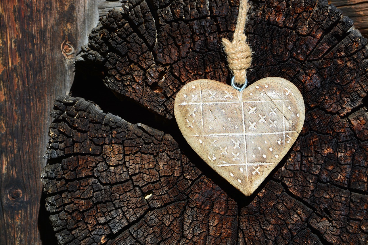 heart wood wooden structure free photo