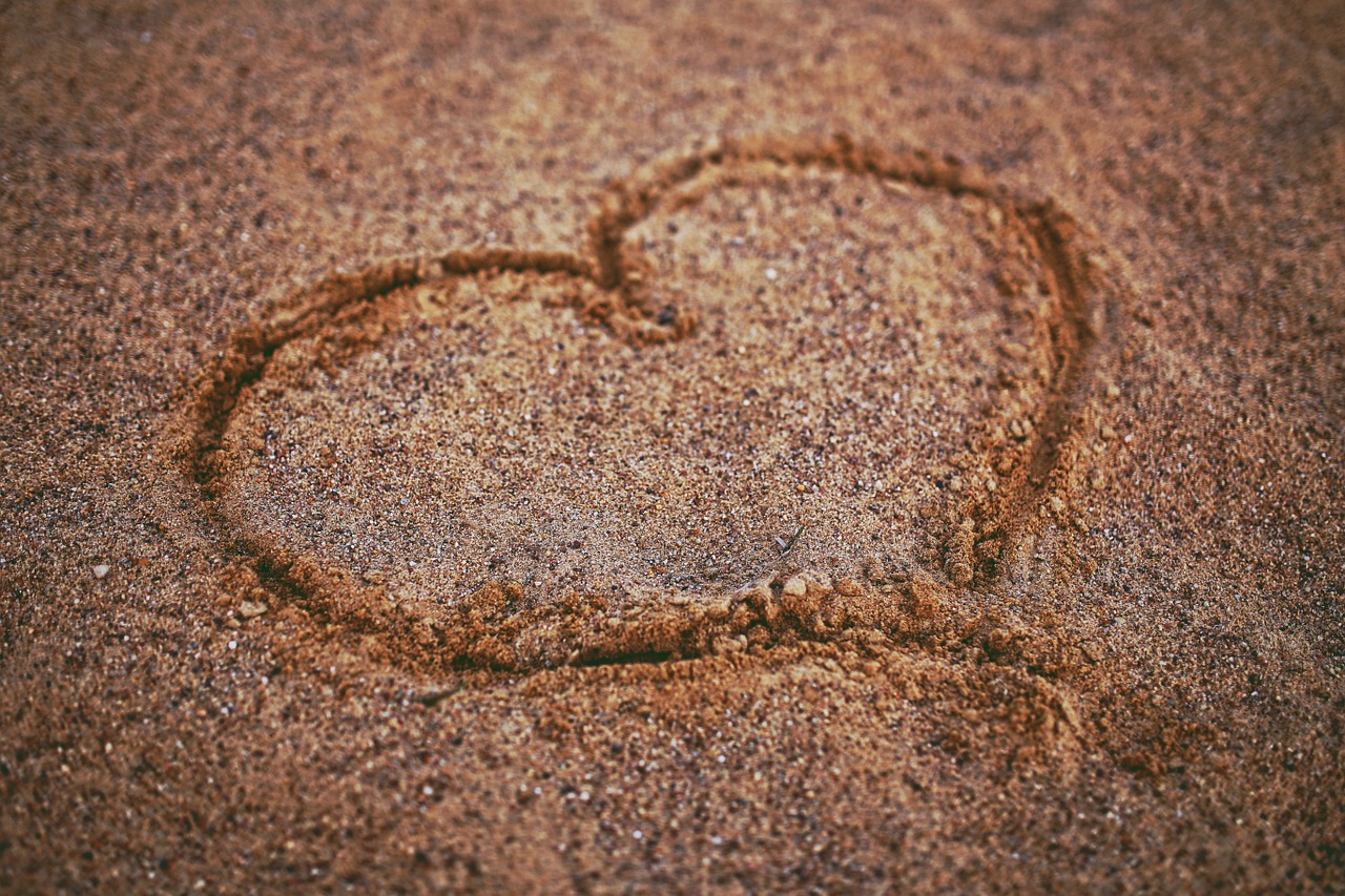 heart sand draw free photo