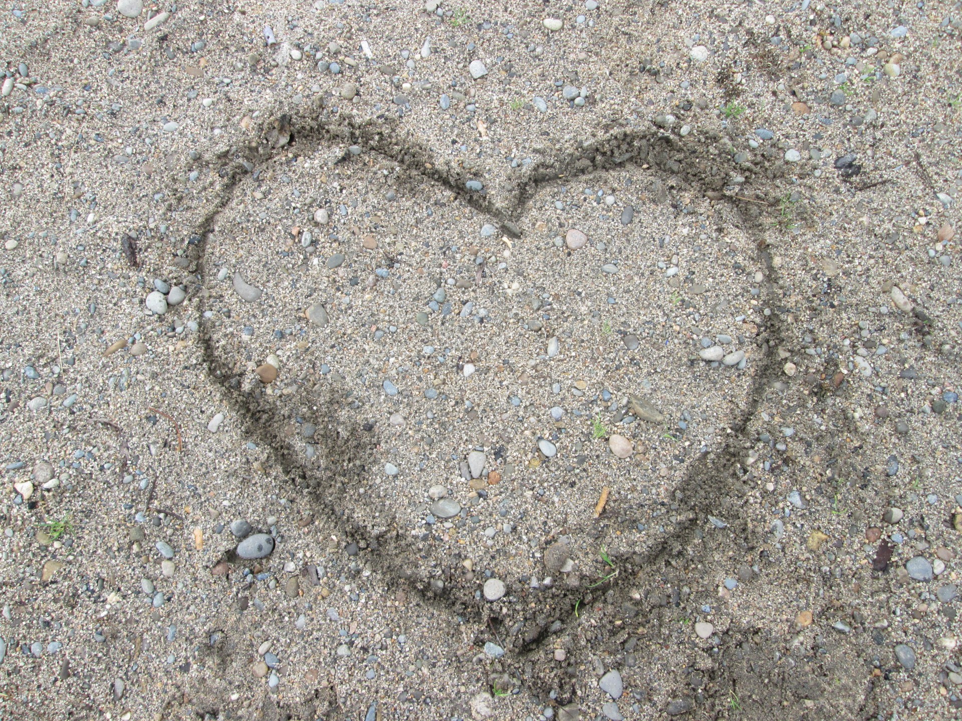 heart sand wet free photo