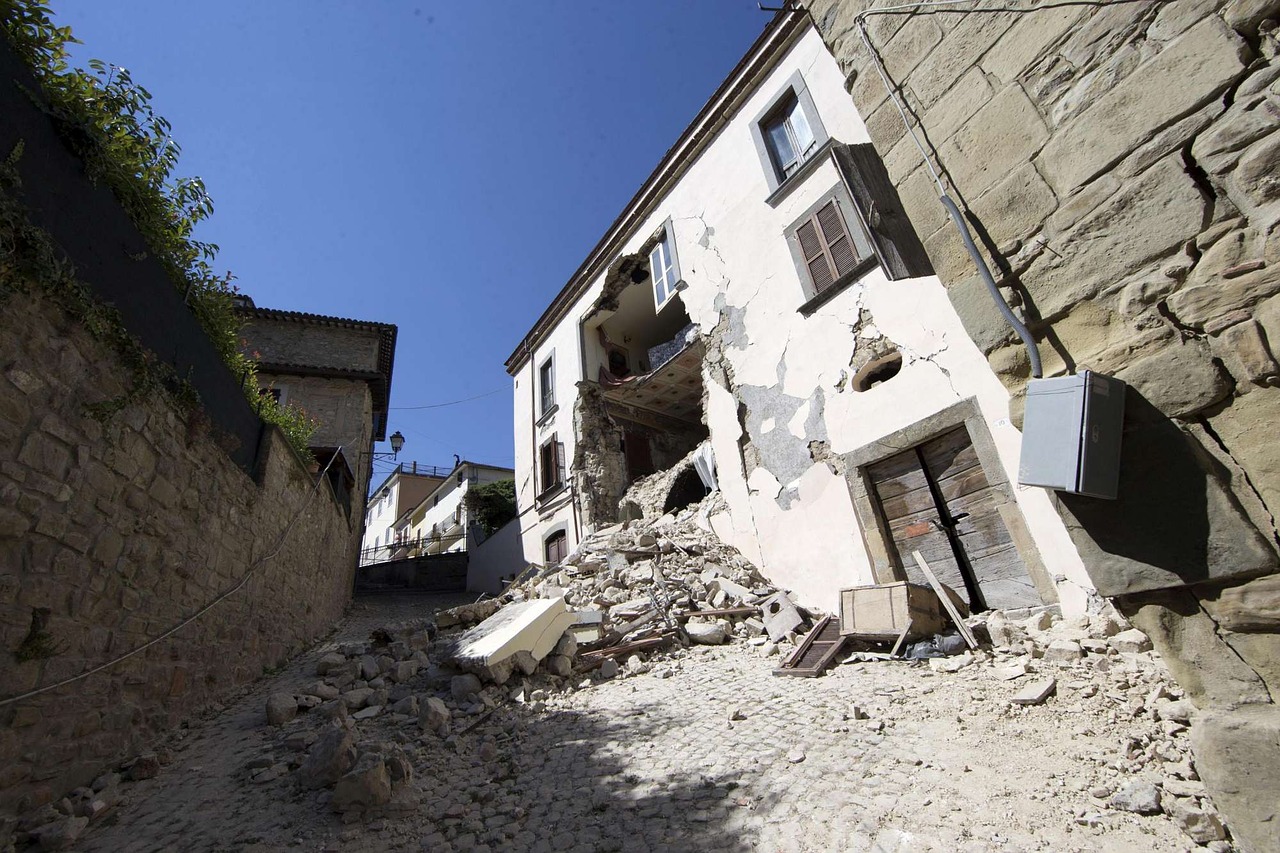 heartquake earthquake collapse free photo