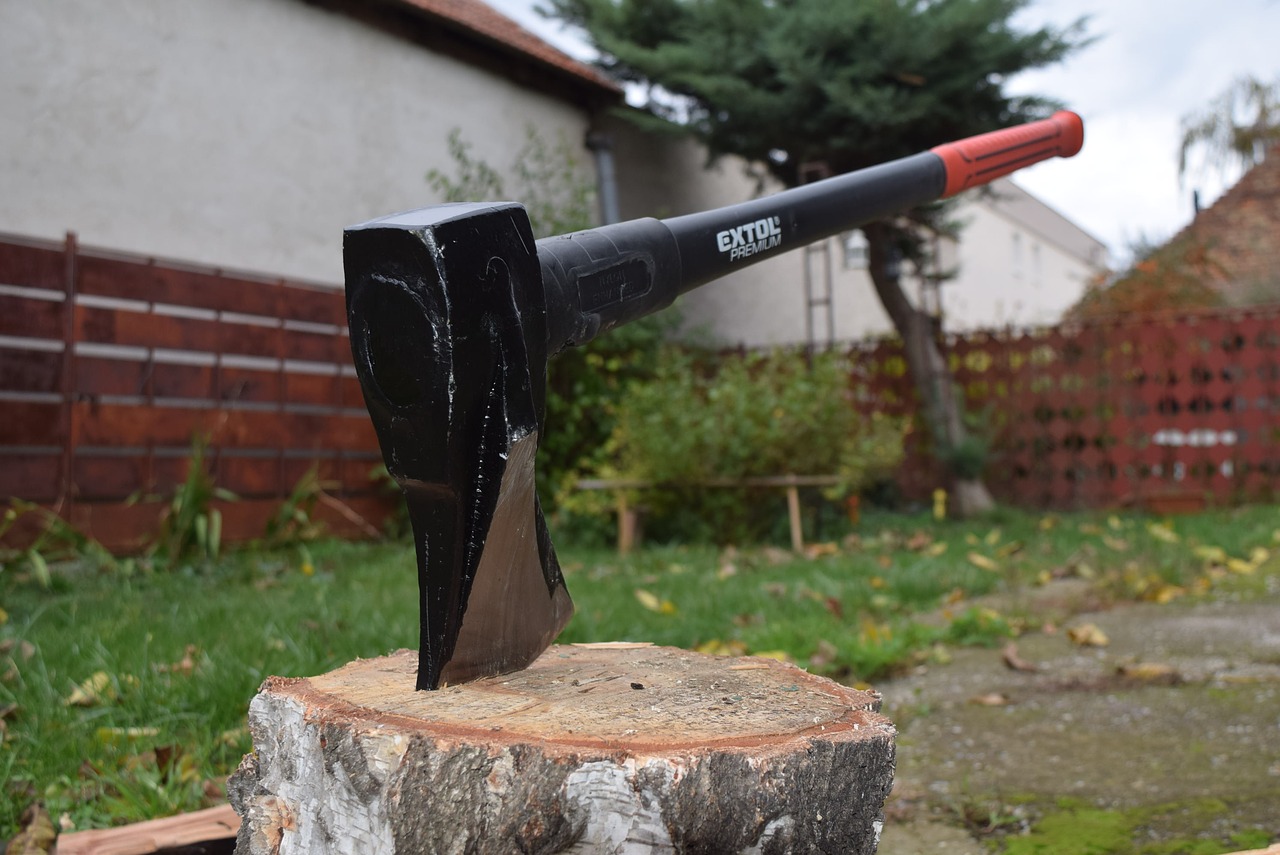 heavy axe káľačka preparation of the wood free photo