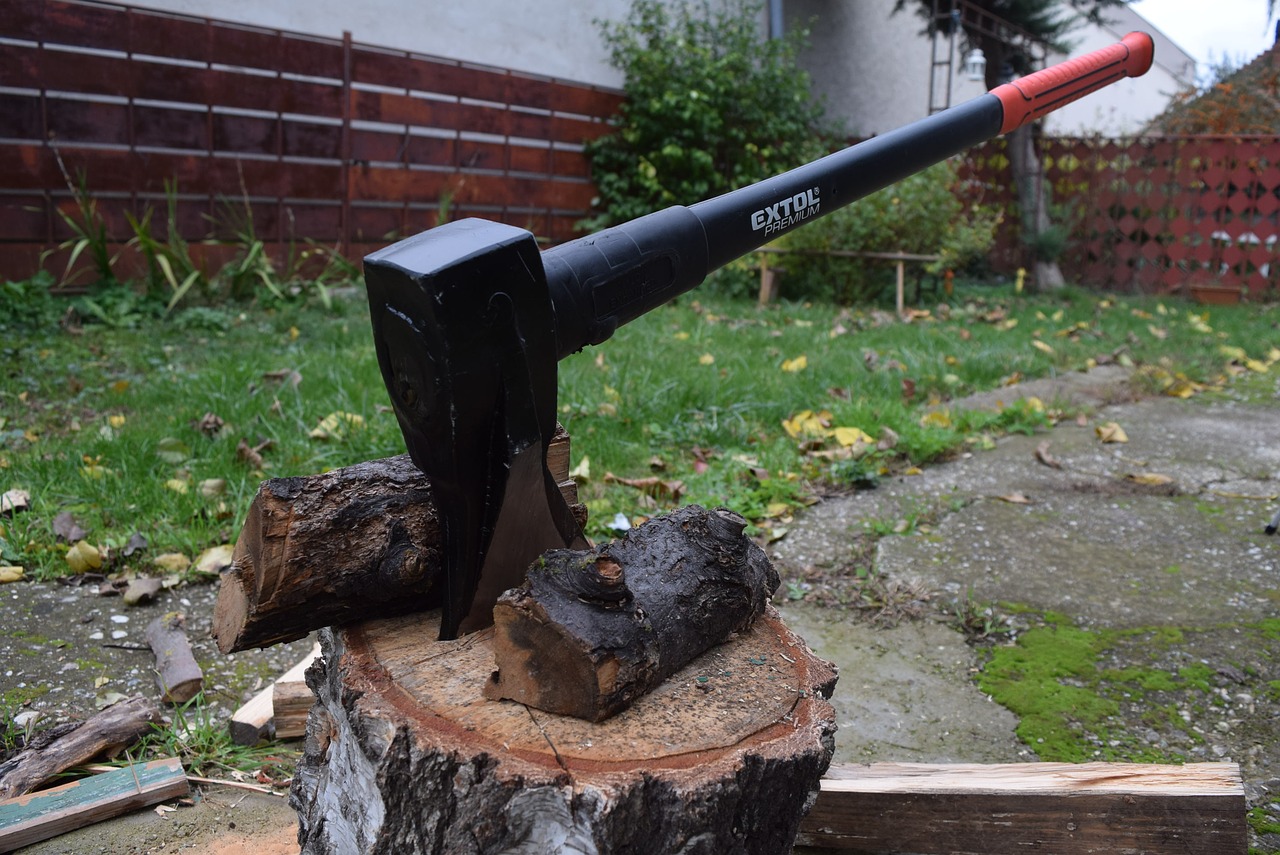 heavy axe káľačka preparation of wood for the winter free photo