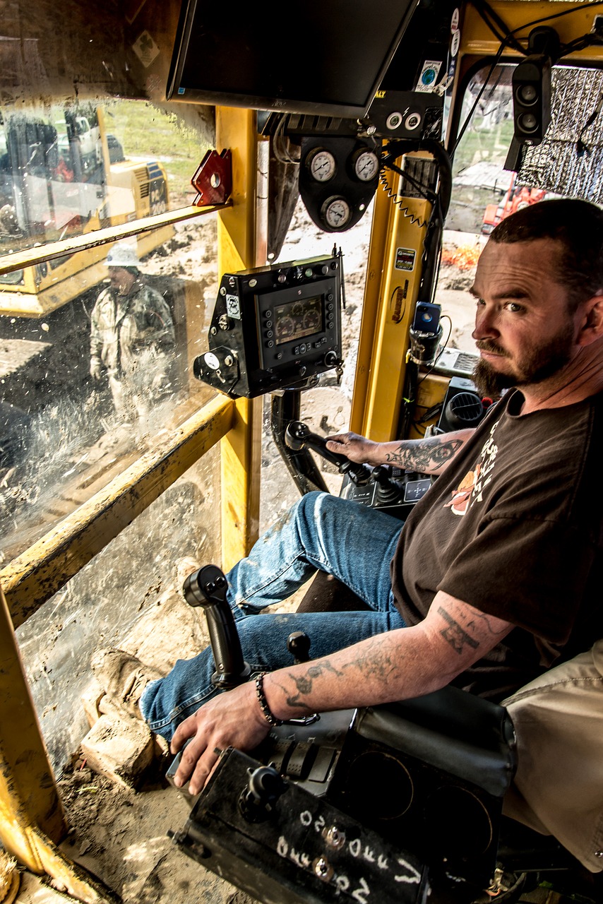 edit-free-photo-of-heavy-machinery-operator-underground-construction