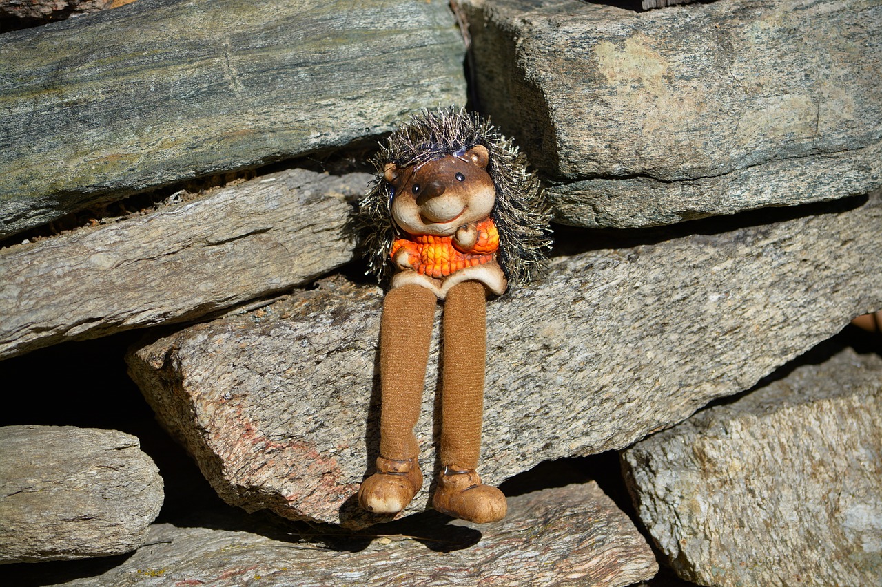 hedgehog figure stone free photo