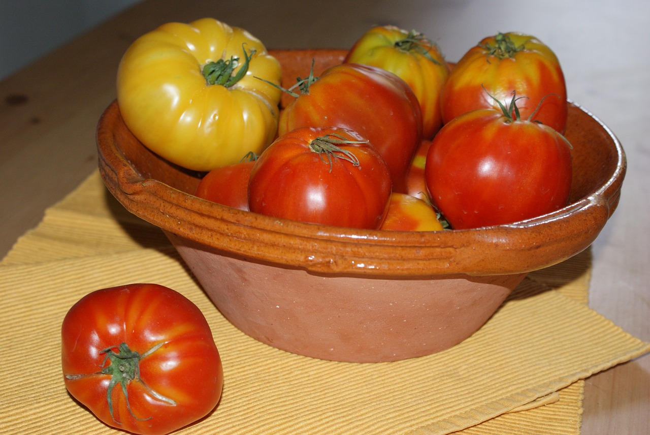 heirloom tomatoes bowl terra cotta table free photo