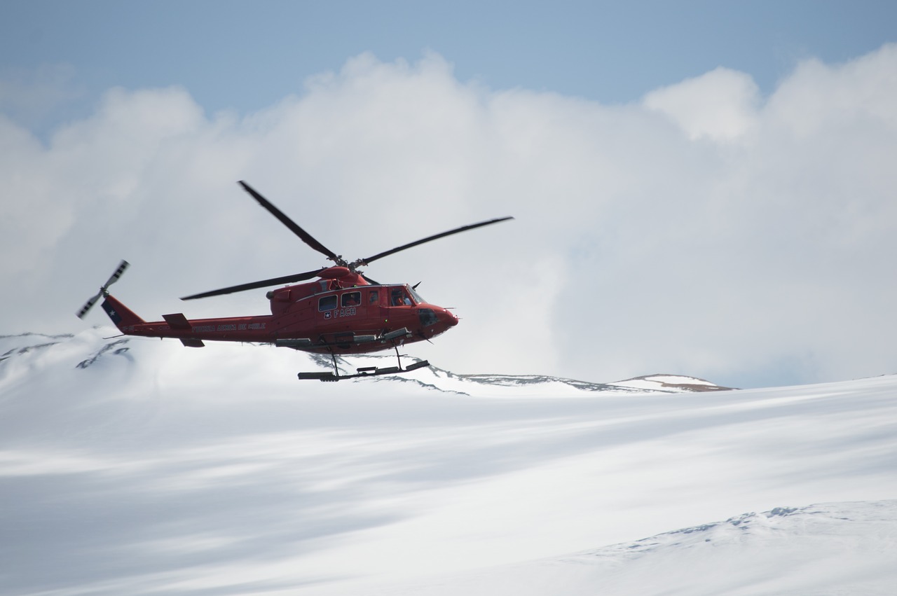 helicopter  snow  mountain free photo