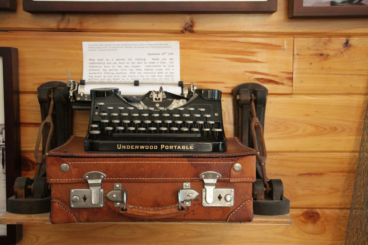 hemingway  typewriter  historic free photo