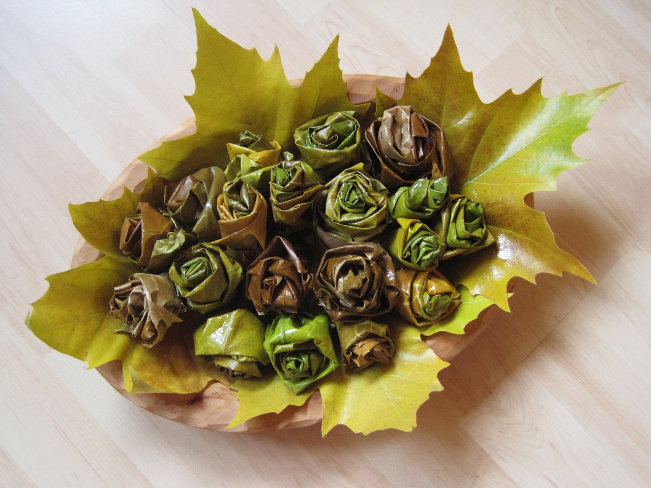 herbstdeko leaves rolled free photo