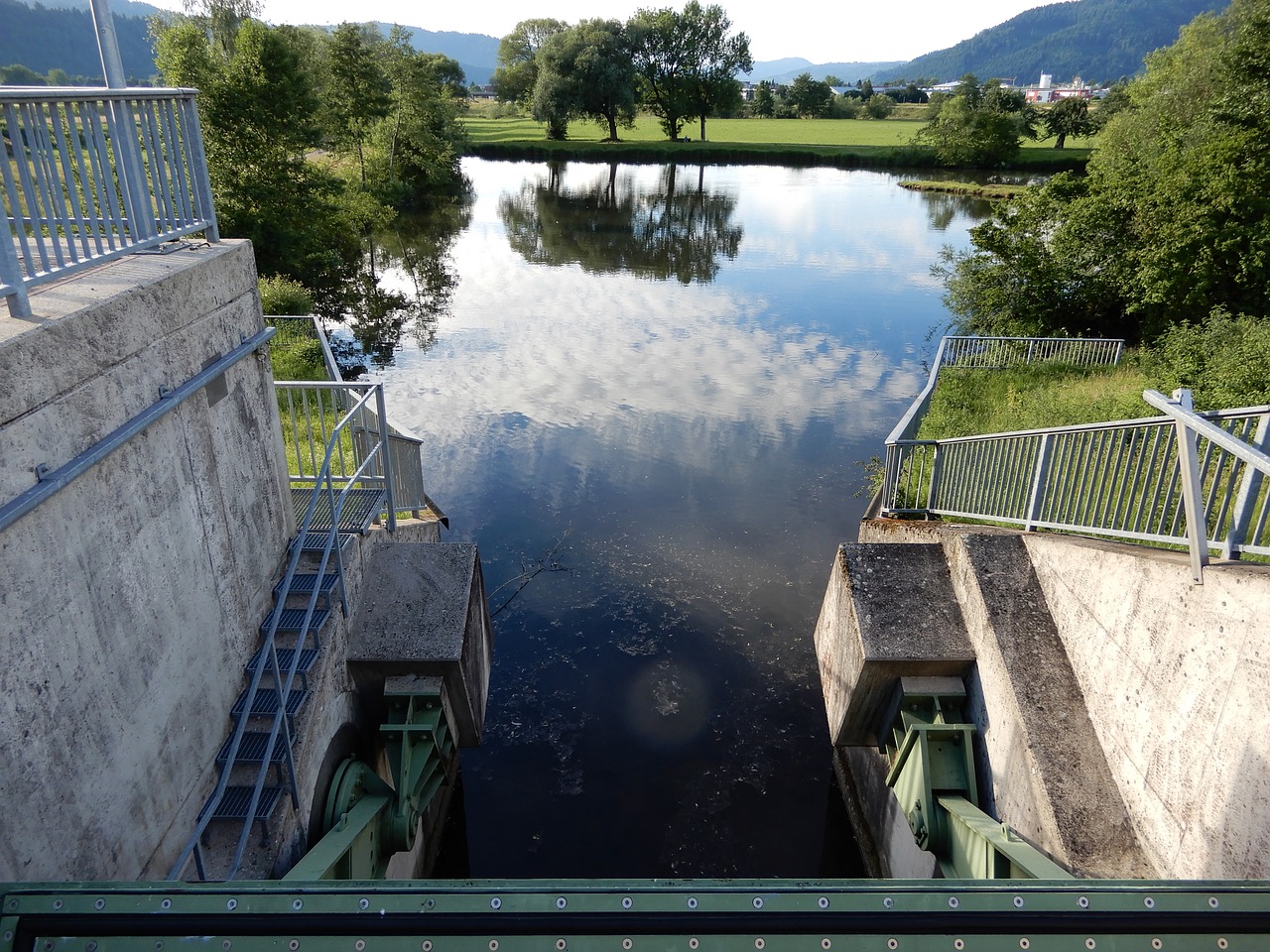 Плотина под водой