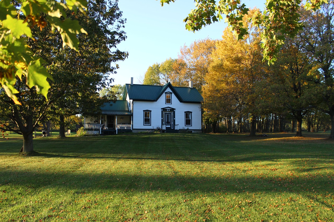 historic ontario farmhouse free photo