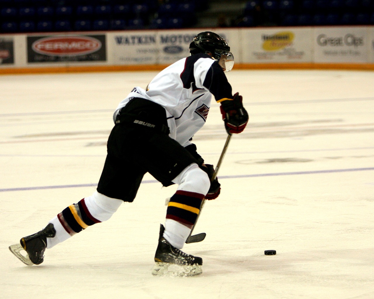 hockey hockey puck ice free photo