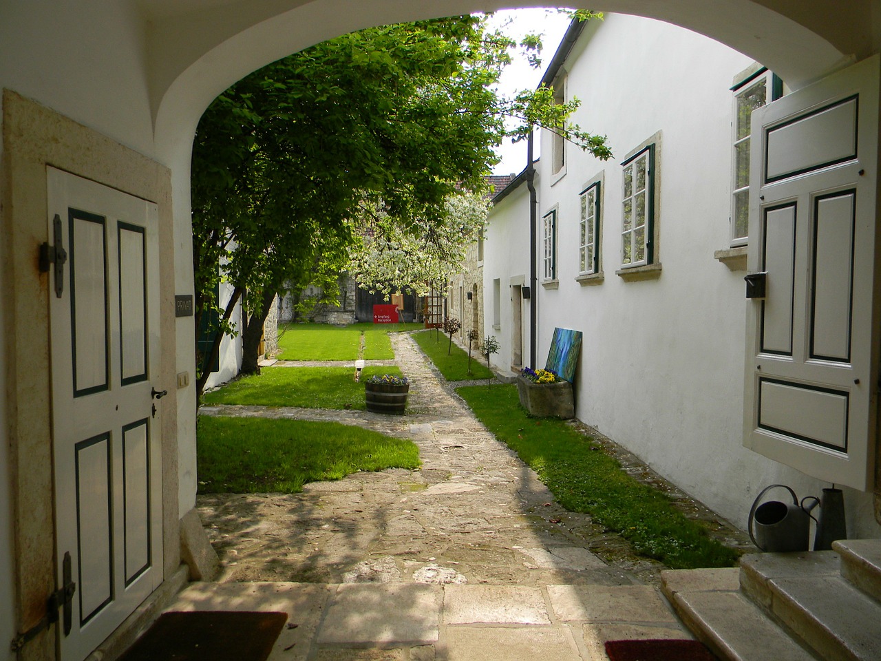 hof courtyard gateway free photo