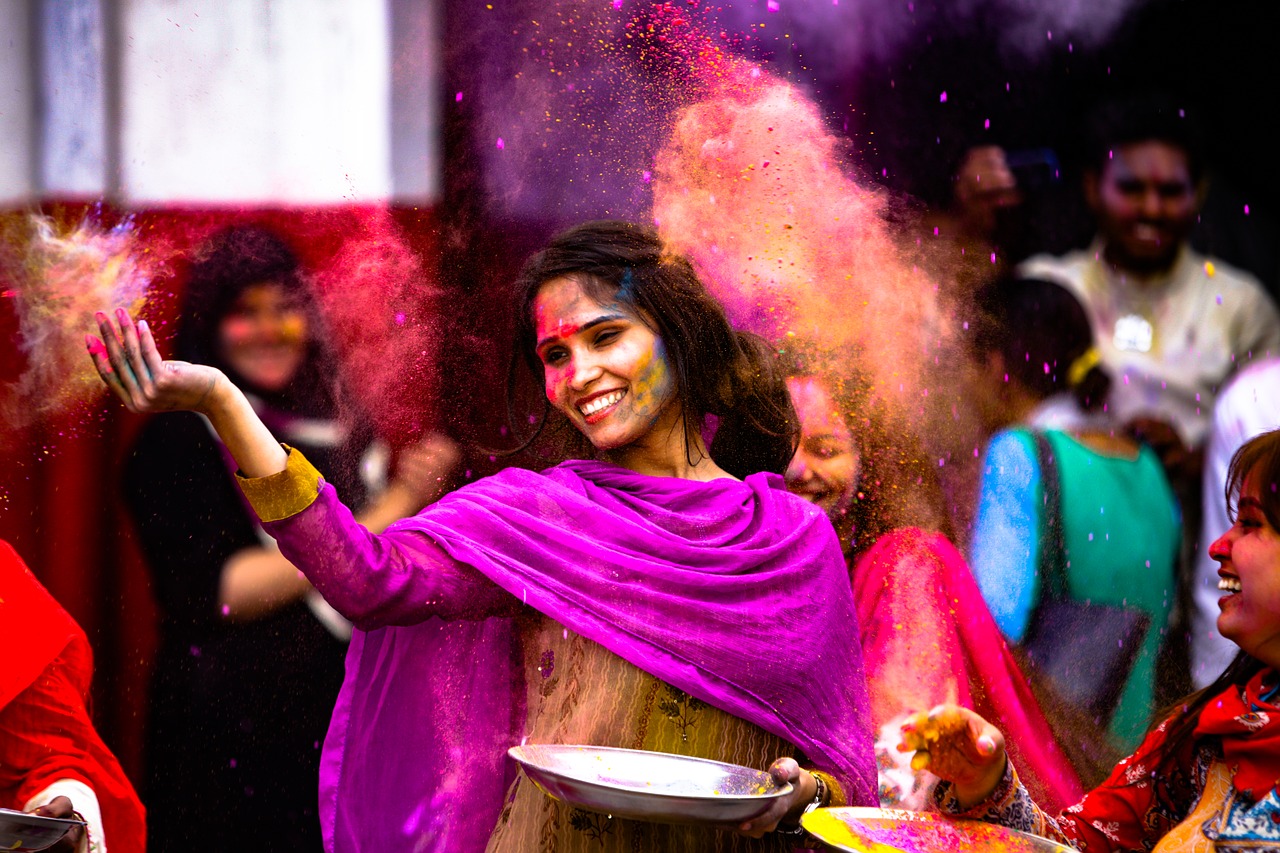 holi girl dance free photo