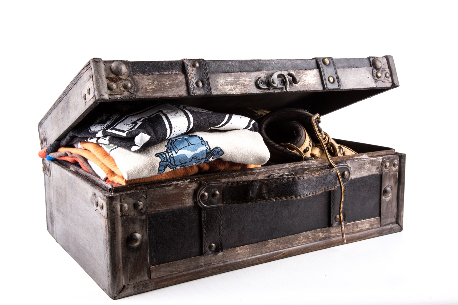 На дне сундука лежали забытые ненужные вещи. Старый сундук с вещами. Открытый сундук с вещами. Открытый старый чемодан. Чемодан со старыми вещами.