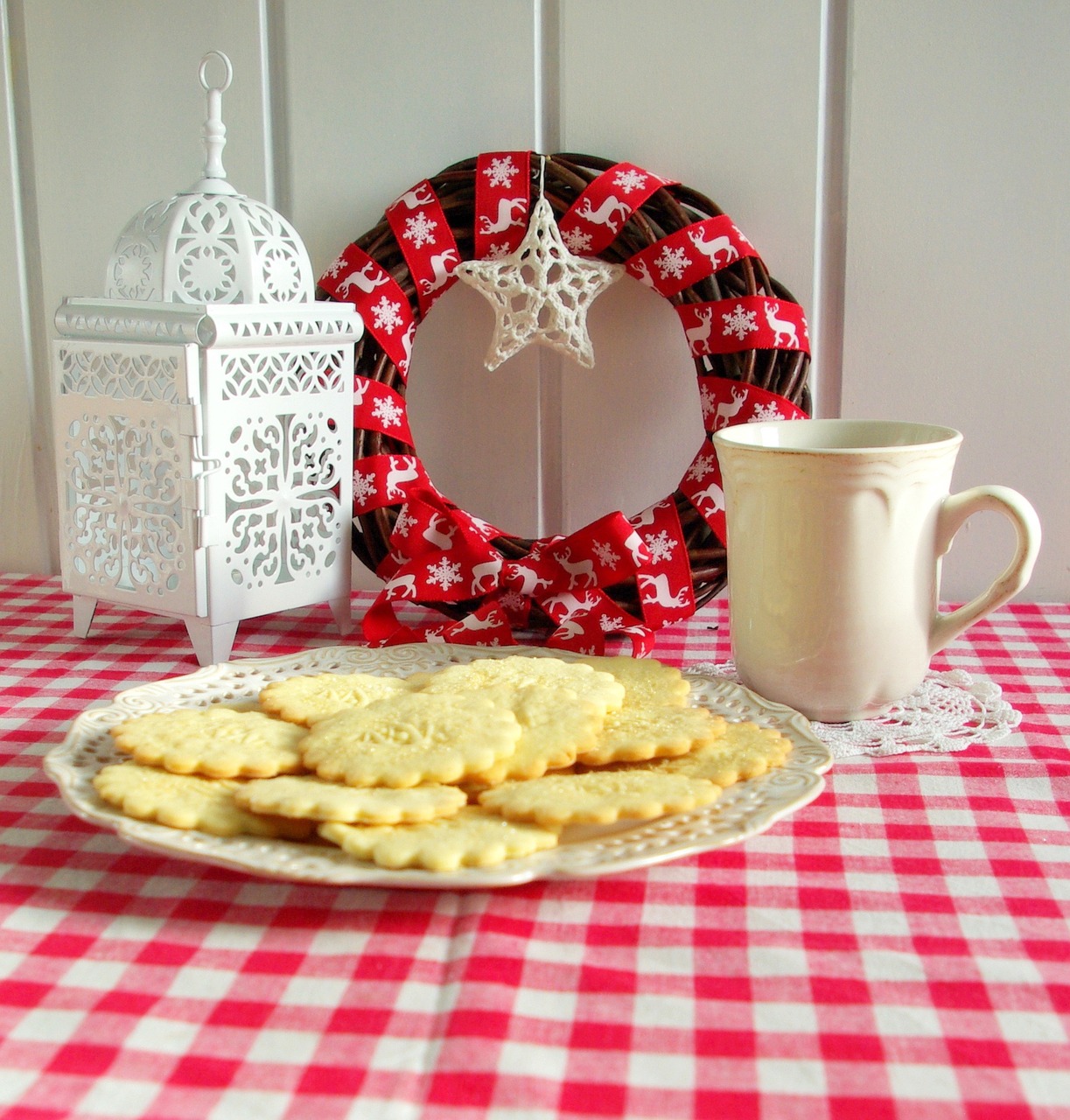 holidays red tablecloth cakes free photo