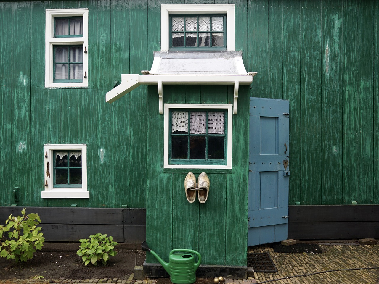 This place is built. Зеленая Голландия. Green Door. Дом голландский красно-зеленый фото.