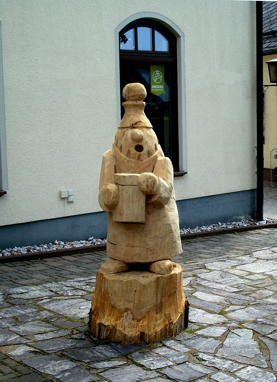 holzskulpter figure carving free photo