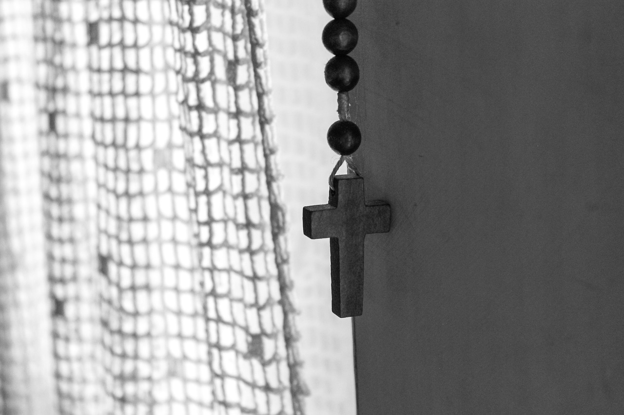 home black and white cross free photo