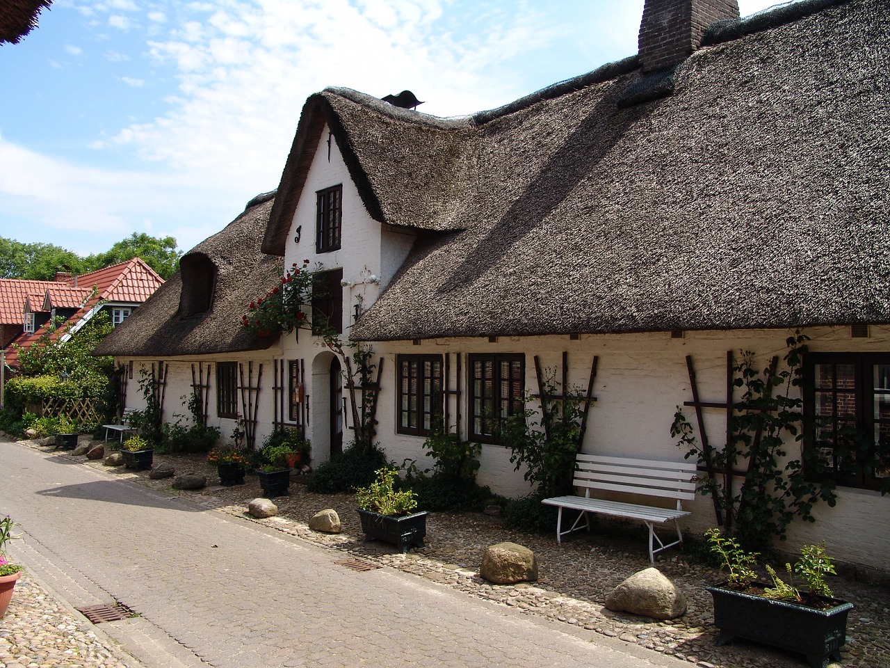 Соломенные крыши просторных навесов окружающих двор. Соломенная крыша. Средневековый дом с соломенной крышей. Соломенные крыши в Германии. Дом с соломенной крышей в Голландии.