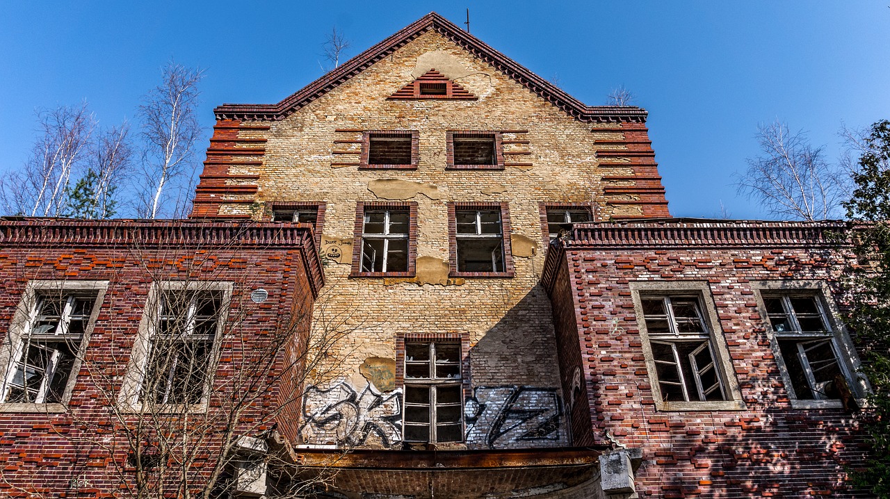 A very old building. Заброшенные дома в Бобруйске. Старое кирпичное здание превратилось в новое. Как модернизировать старый кирпичный дом.