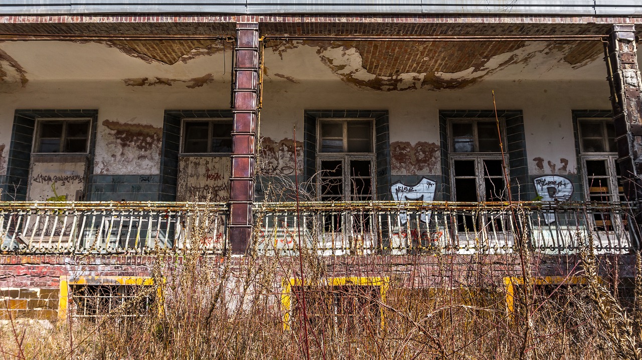 house  architecture  balcony free photo