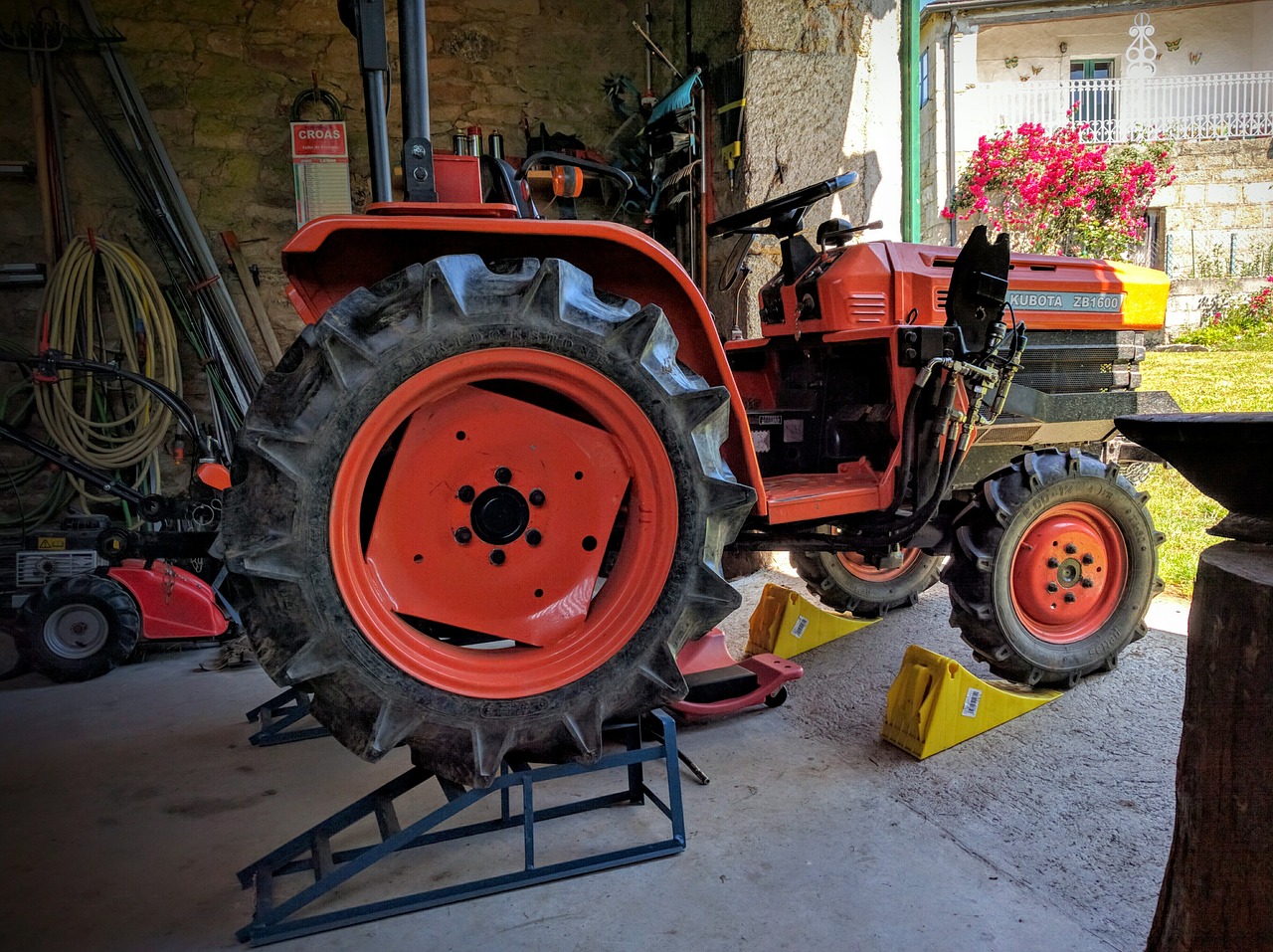 home workshop tractor elevator free photo