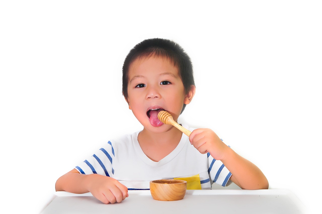 honey  eating  child free photo