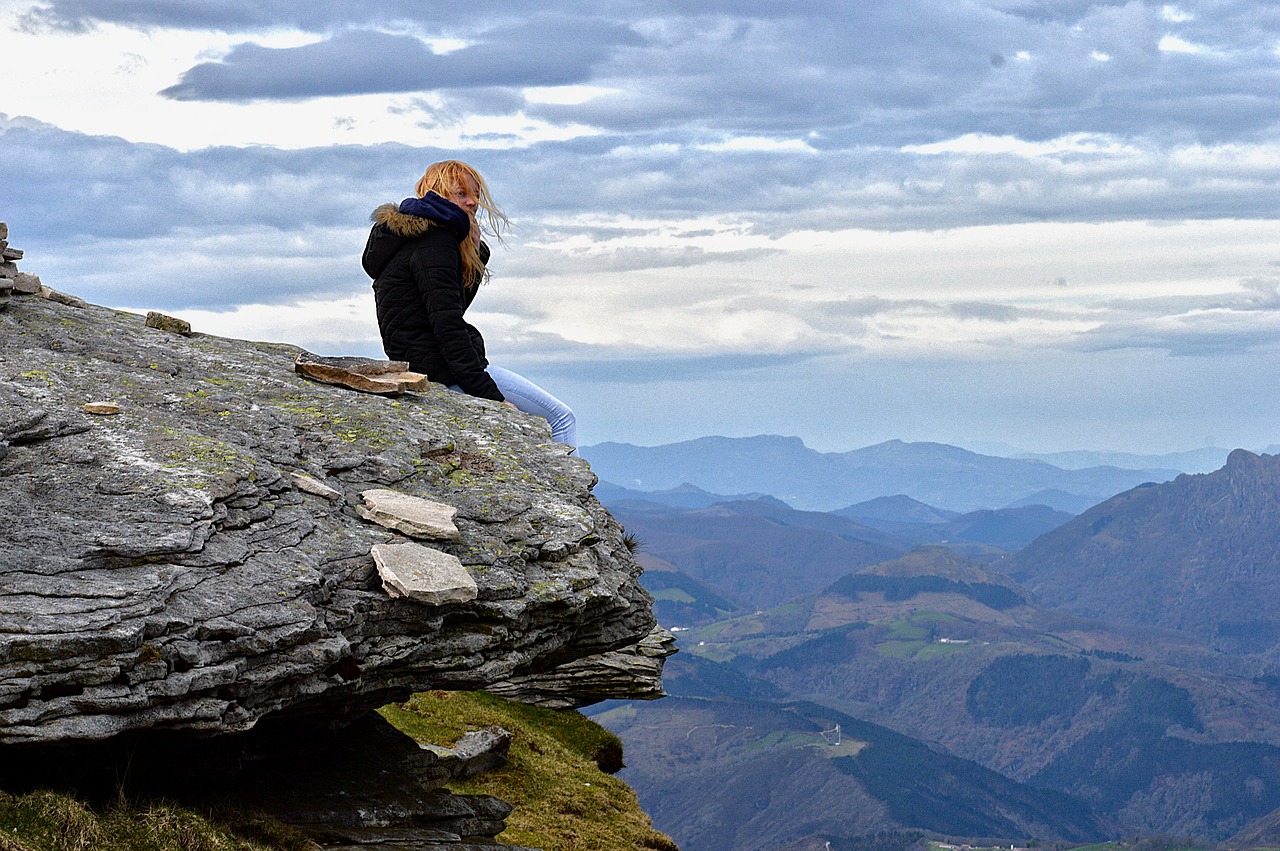 horizon mountain thinking free photo