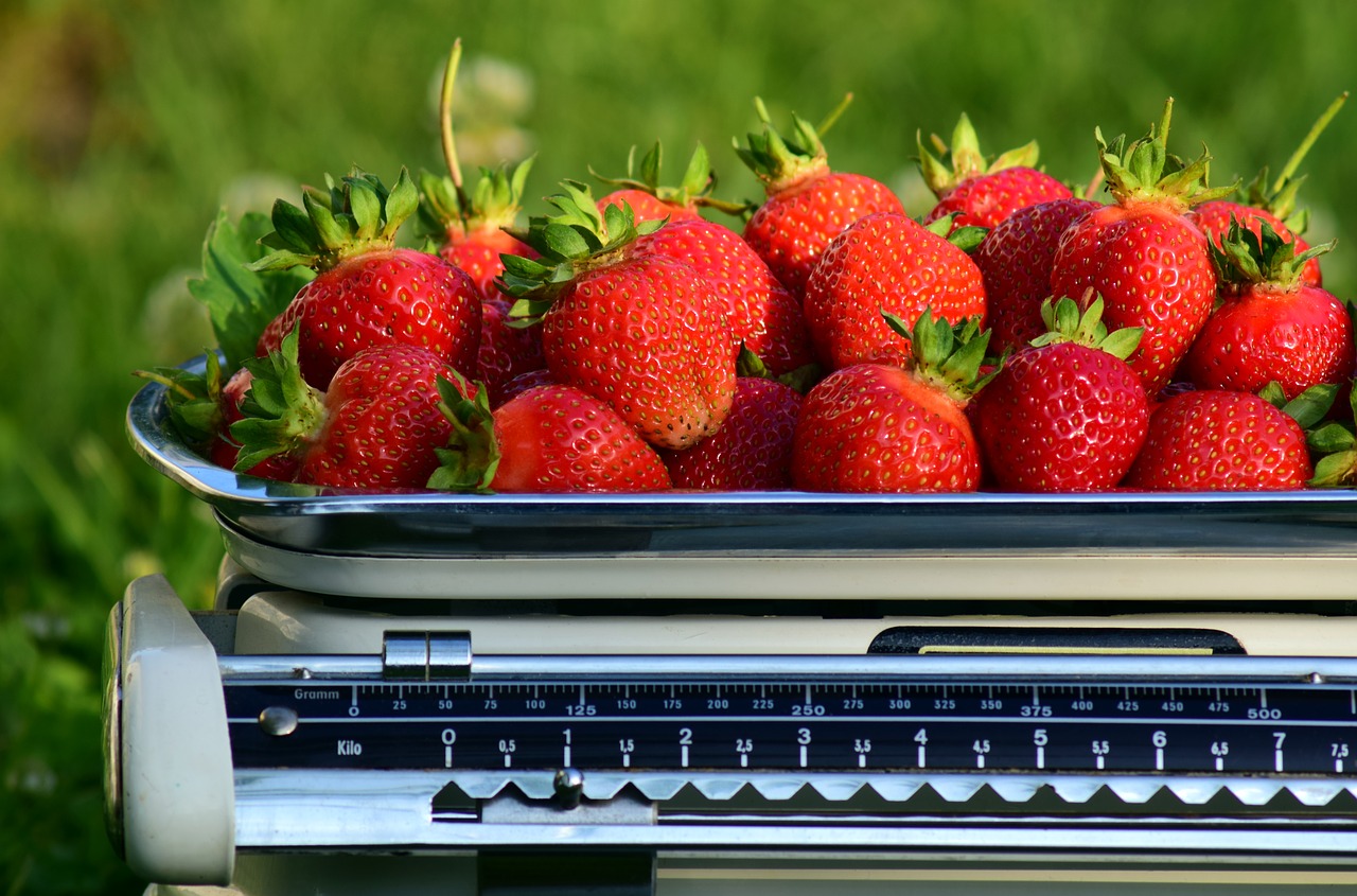 horizontal  strawberries  weigh free photo