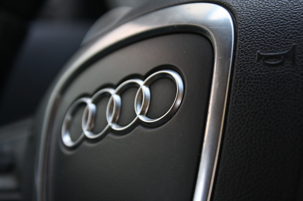 horn  steering wheel  audi free photo