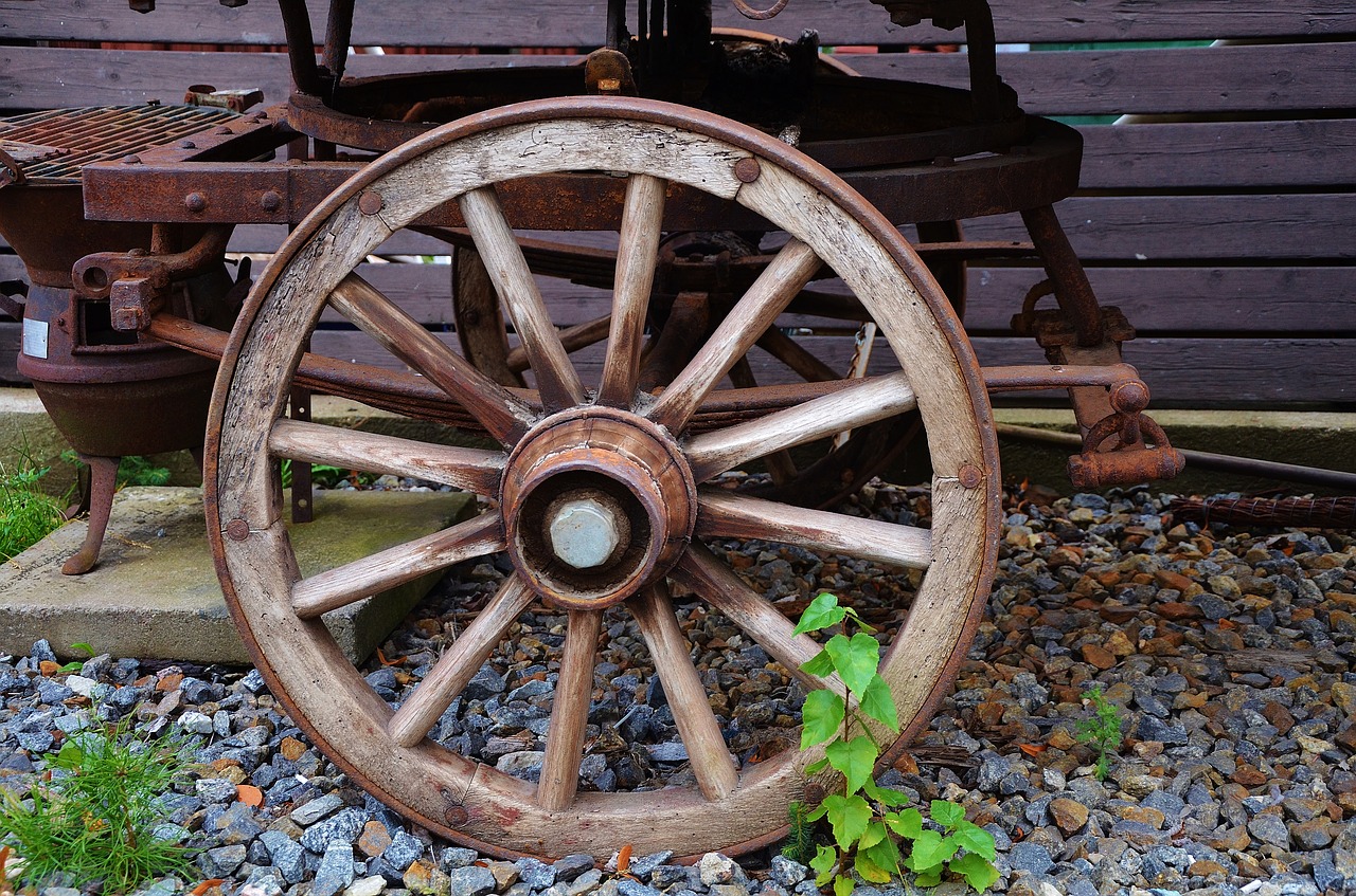 Колеса вагонные песня. Старинное колесо. Телега Старая колеса. Колесо телеги лошади. Диск для телеги лошади.