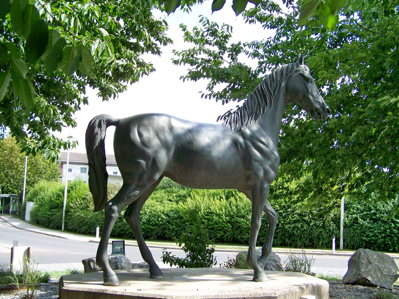 скульптуры лошадей фото