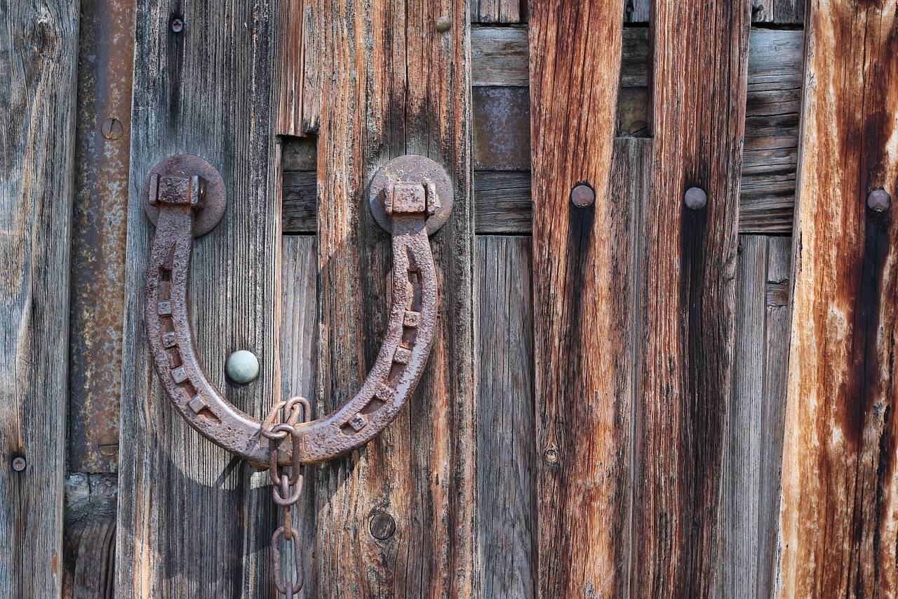 horseshoe goal barn free photo